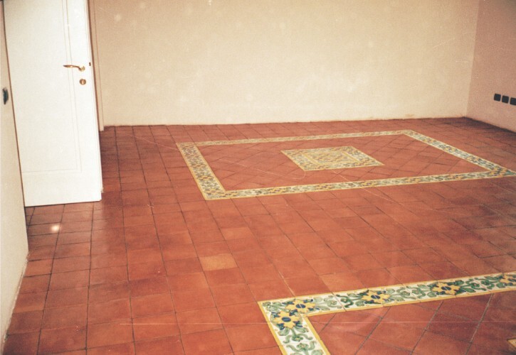 trattamento pavimento in terracotta con cera in pasta anticante Trattamento pavimentazione realizzata con piastrelle in terracotta, finitura protettiva realizzata concera in pasta antichizzante