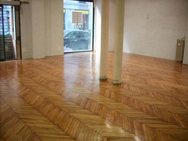 restauro pavimentazione in legno restauro pavimentazione in legno realizzata con listelli inchiodati. riparazione parti danneggiate, lamatura e nuova verniciatura