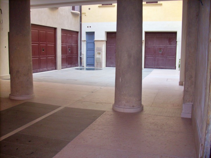 trattamento protettivo e antimacchia su pavimentazione in pietra cortile interno in palazzo d'epoca trattamento protettivo e antimacchia sulla pavimentazione in pietra di un cortile in un palazzo dìepoca, protezione antimacchia in presenza di passaggio e sosta di autovetture