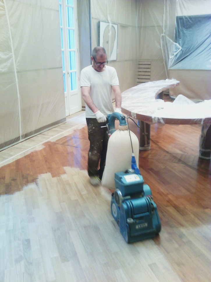 levigatura parquet in ambiente finito e arredato levigatura parquet in uffici eleganti finiti e arredati. operazione eseguita in sicurezza con attrezzature e tecniche specifiche senza recare danni ai materiali contigui e agli arredi