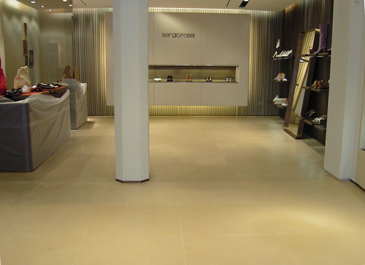 trattamento di finitura, protettivo e antimacchia su pavimentazione in limestone in ambiente pubblico trattamento con protettivo antimacchia su pavimentazione in limestone di un negozio di scarpe di alta gamma