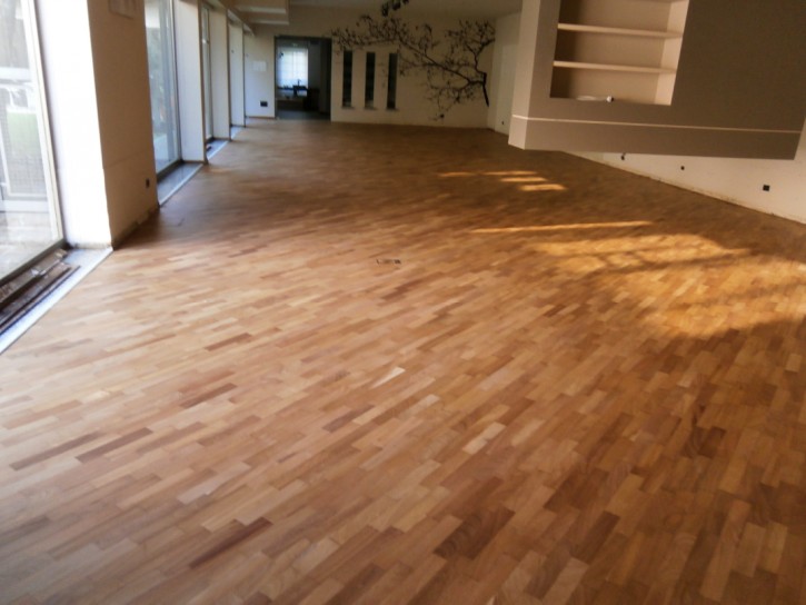 lamatura e riverniciatura pavimentazione showroom lamatura e nuova verniciatura pavimentazione in legno, showroom per esposizione mobili di alta gamma