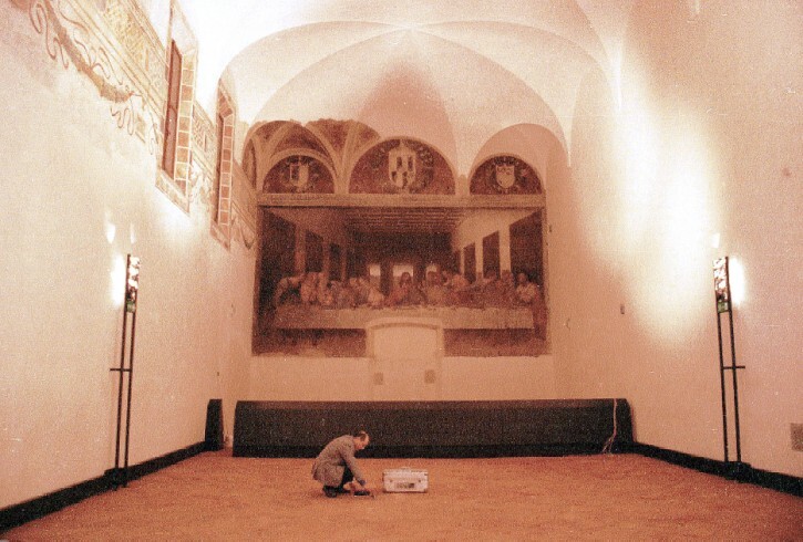 Trattamento pavimento in cottosala del Cenacolo Vinciano A fine anni 90, al termine del restauro dell'affresco, abbiamo trattato il pavimento in cotto della sala che ospita il Cenacolo dipinto da Leonardo da Vinci alla fine del 1400. Il Cenacolo si trova nella Basilica di Santa Maria Delle Grazie a Milano