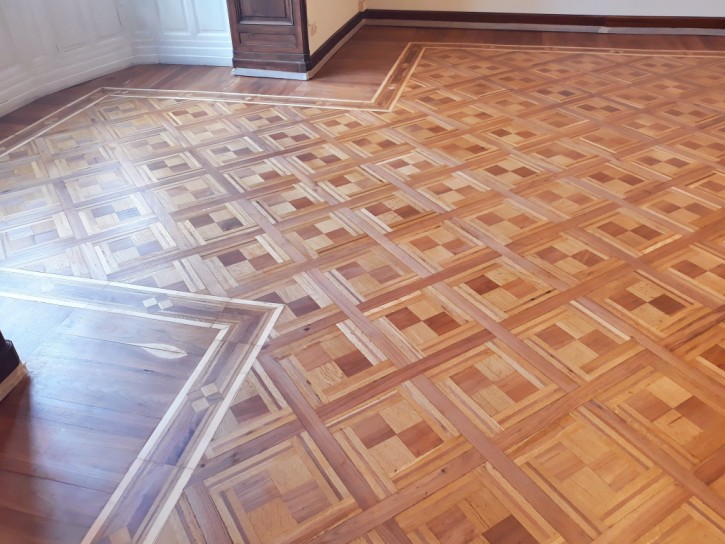 carteggiatura e riverniciatura parquet d'epoca carteggiatura leggera per la rimozione della vecchia vernice consumata e applicazione di nuova finitura con vernice ad effetto cera
